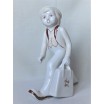 Chłopiec z walizką w stylu art deco wys,21cm szer.17cm