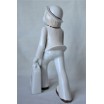 Chłopiec z walizką w stylu art deco wys,21cm szer.17cm