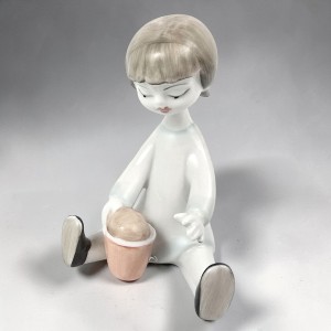 dziecko z wiaderkiem Aur&eacute;l K&aacute;ldor art deco Holl&oacute;h&aacute;za Węgry lata 60te